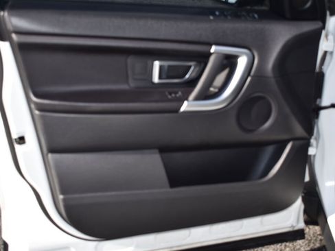 Used 2018 Land Rover Discovery Sport SE image 14