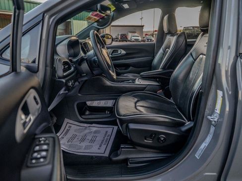 Used 2025 Chrysler Pacifica Limited FWD image 12