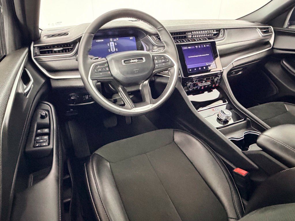 Used 2025 Jeep Grand Cherokee Altitude RWD image 23