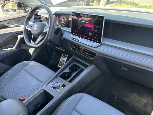 Certified 2025 Volkswagen Tiguan SE R-Line AWD/4WD image 10