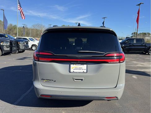 Used 2023 Chrysler Pacifica Touring-L w/ S Appearance Package image 4