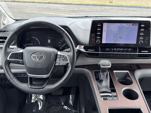 Used 2022 Toyota Sienna XLE w/ XLE Plus Package FWD image 29
