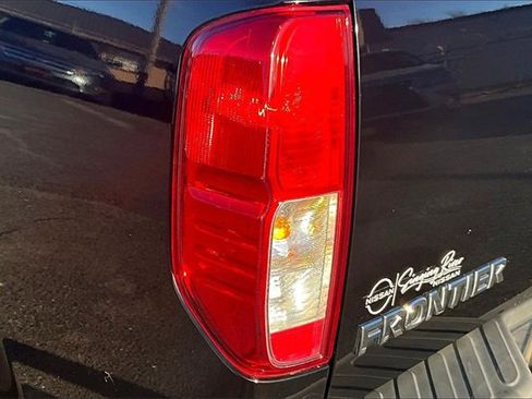 Used 2015 Nissan Frontier SV image 13