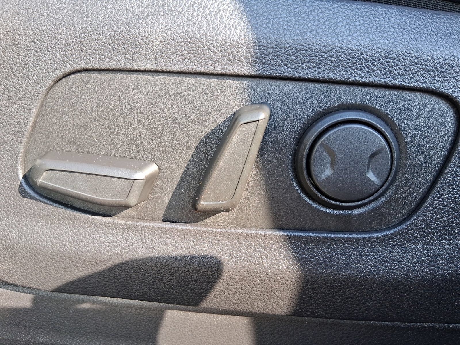 Used 2024 Kia Carnival EX FWD image 8