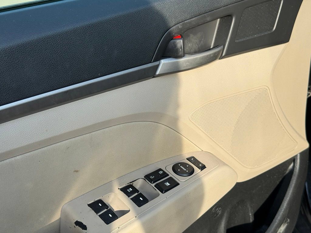 Used 2018 Hyundai Elantra SEL w/ Winter Weather Package FWD image 11