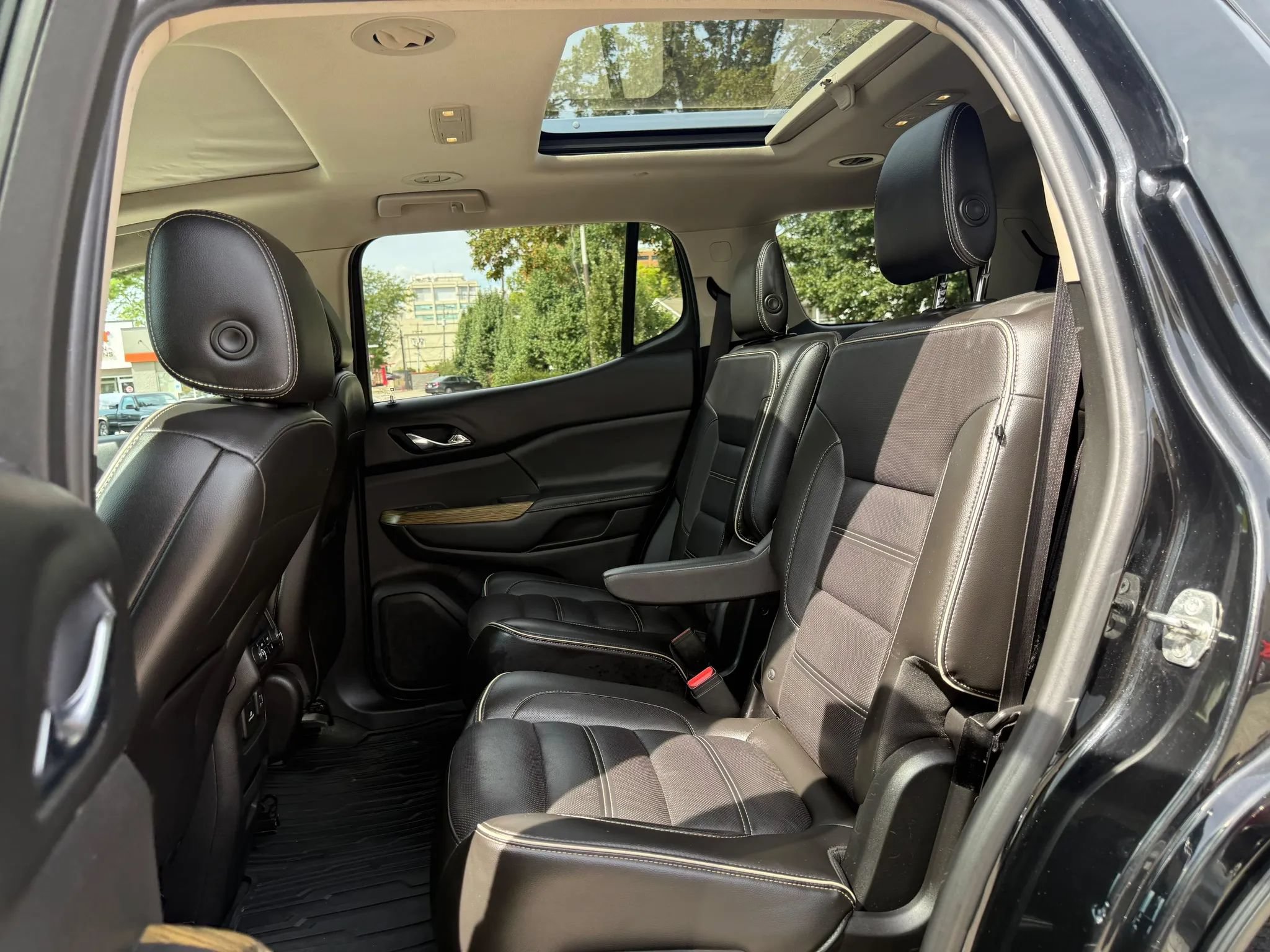Used 2018 GMC Acadia Denali w/ Technology Package FWD image 14