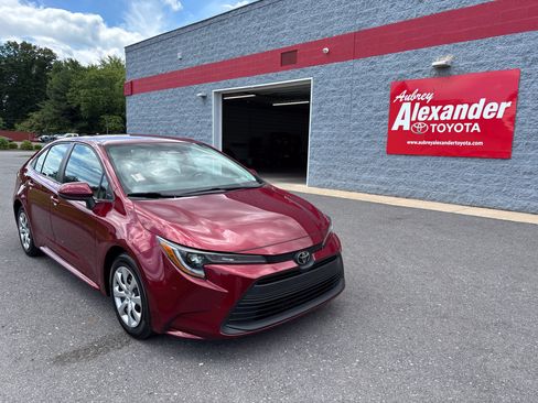Used 2024 Toyota Corolla LE FWD image 1