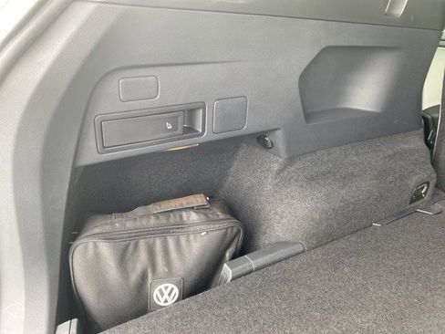 Used 2021 Volkswagen Tiguan SE R-Line image 40