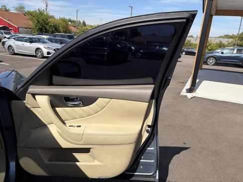 Used 2017 INFINITI QX70 AWD w/ Premium Package image 19