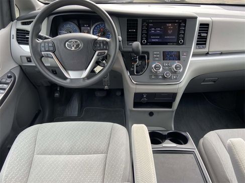 Used 2018 Toyota Sienna LE image 10