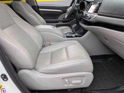 Used 2019 Toyota Highlander SE image 28