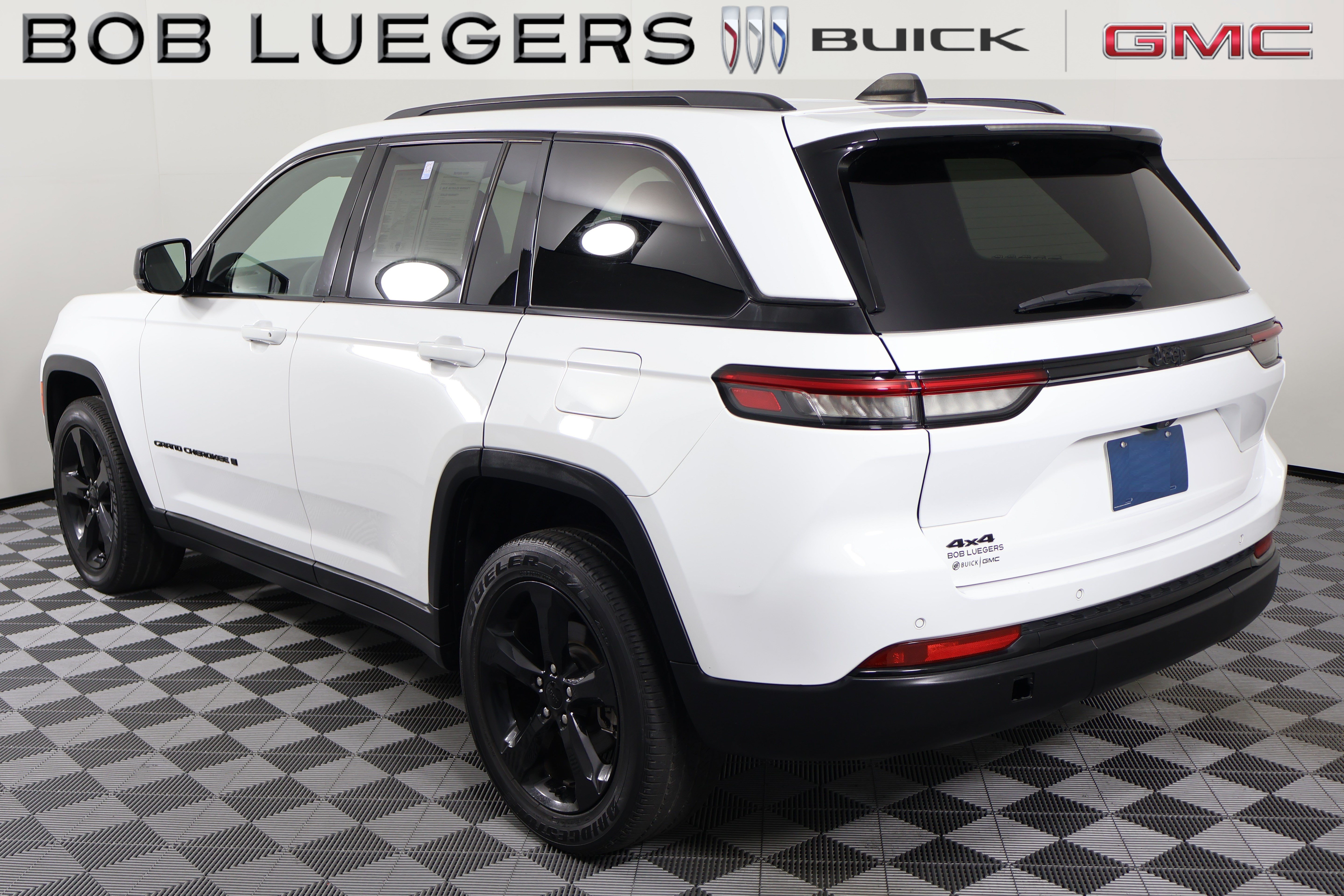 Used 2023 Jeep Grand Cherokee Altitude AWD/4WD image 4