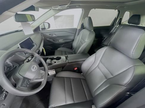 Used 2025 Nissan Rogue SV w/ SV Premium Package FWD image 14