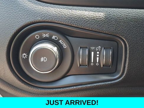 Used 2017 Jeep Renegade Altitude AWD/4WD image 24