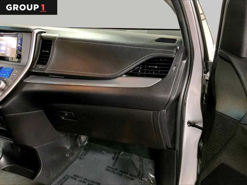 Used 2017 Toyota Sienna SE FWD image 19