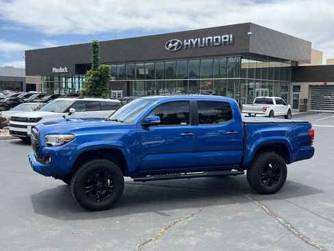 Used 2017 Toyota Tacoma TRD Sport AWD/4WD image 1