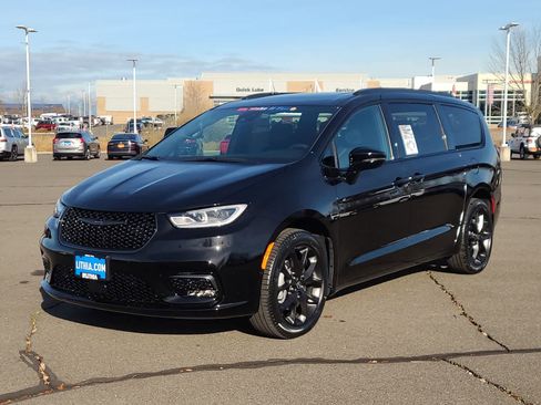 New 2026 Chrysler Pacifica Select image 1