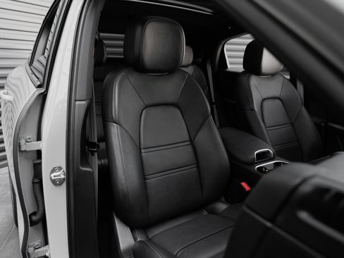 Certified 2023 Porsche Cayenne Platinum Edition AWD/4WD image 34