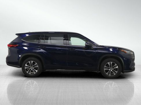 Used 2022 Toyota Highlander XLE AWD/4WD image 6