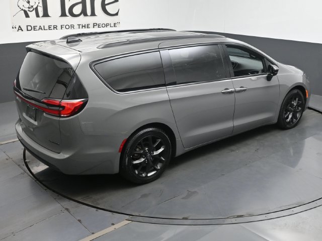 Used 2025 Chrysler Pacifica Limited FWD image 42