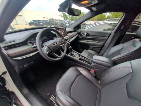 Used 2025 Jeep Compass Trailhawk AWD/4WD image 3