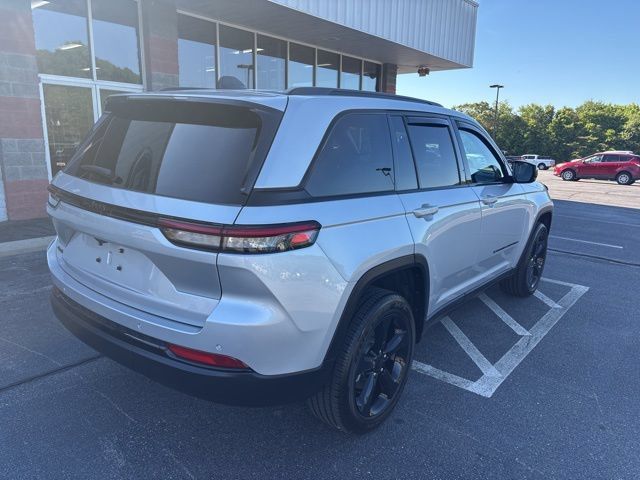 Used 2024 Jeep Grand Cherokee Altitude AWD/4WD image 6