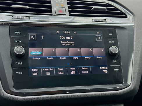 Used 2020 Volkswagen Tiguan SE image 11