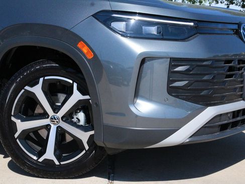 Certified 2025 Volkswagen Tiguan SE FWD image 2