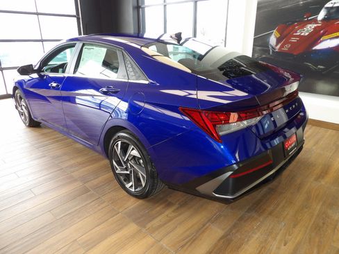 Used 2025 Hyundai Elantra SEL image 8