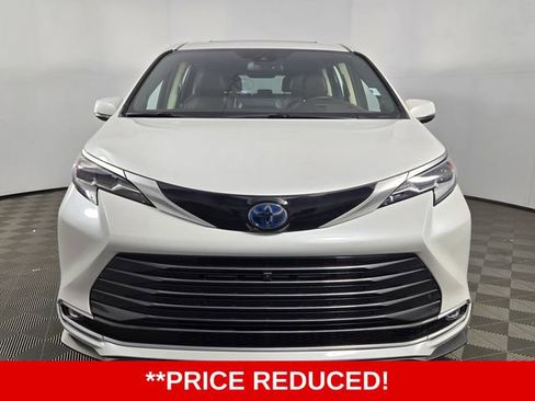 Used 2023 Toyota Sienna Platinum image 2