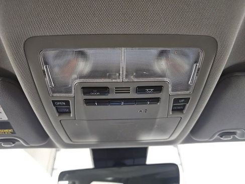 Used 2017 Toyota Highlander SE image 27