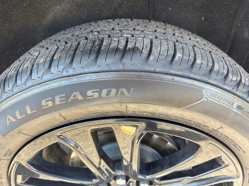 Used 2021 GMC Acadia SLT w/ Elevation Edition image 13