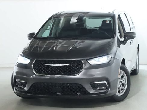 Used 2023 Chrysler Pacifica Touring-L image 3