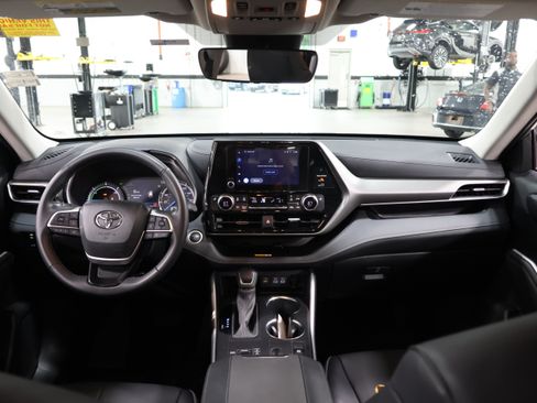 Used 2024 Toyota Highlander XLE FWD image 15