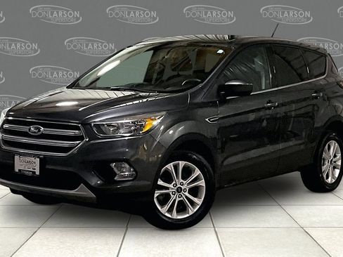 Used 2017 Ford Escape SE w/ SE Cold Weather Package AWD/4WD image 3