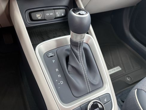 Used 2025 Hyundai Venue Limited FWD image 9