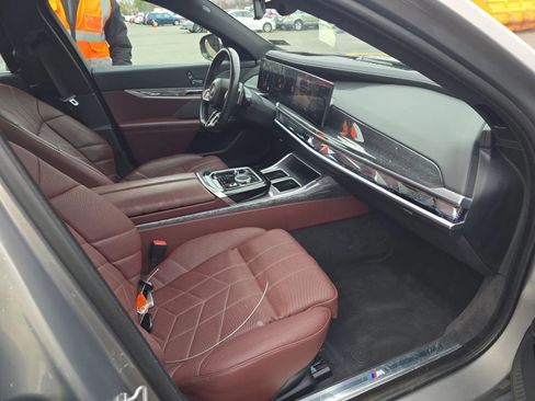 Used 2023 BMW 740i w/ Parking Assistance Package image 7