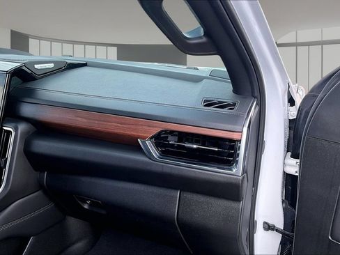 Used 2025 GMC Yukon Denali AWD/4WD image 16