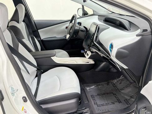 Certified 2017 Toyota Prius Prime Advanced w/ Carpet Mat Package FWD image 29