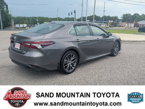 Used 2022 Toyota Camry XLE w/ Cold Weather Package FWD image 3