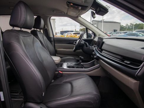 Used 2025 Kia Carnival FWD image 21