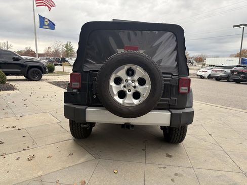 Used 2015 Jeep Wrangler Unlimited Sahara w/ Connectivity Group image 8