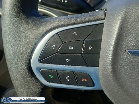 Used 2023 Chrysler Pacifica Touring-L FWD image 26