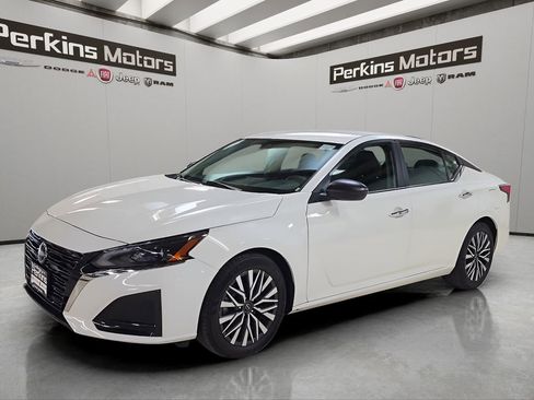 Used 2025 Nissan Altima 2.5 SV FWD image 1