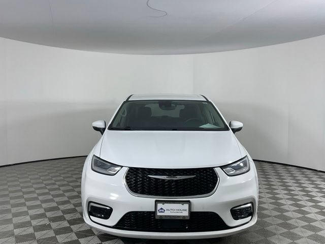 Used 2023 Chrysler Pacifica Touring-L FWD image 2