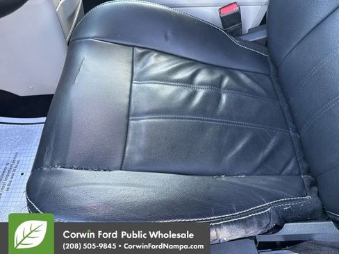 Used 2014 Chrysler Town & Country Touring image 26