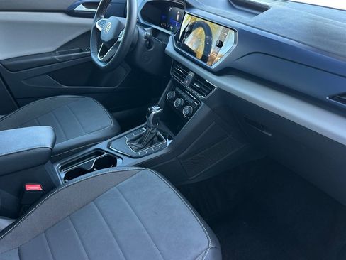 Used 2023 Volkswagen Taos SE w/ Panoramic Sunroof Package image 16