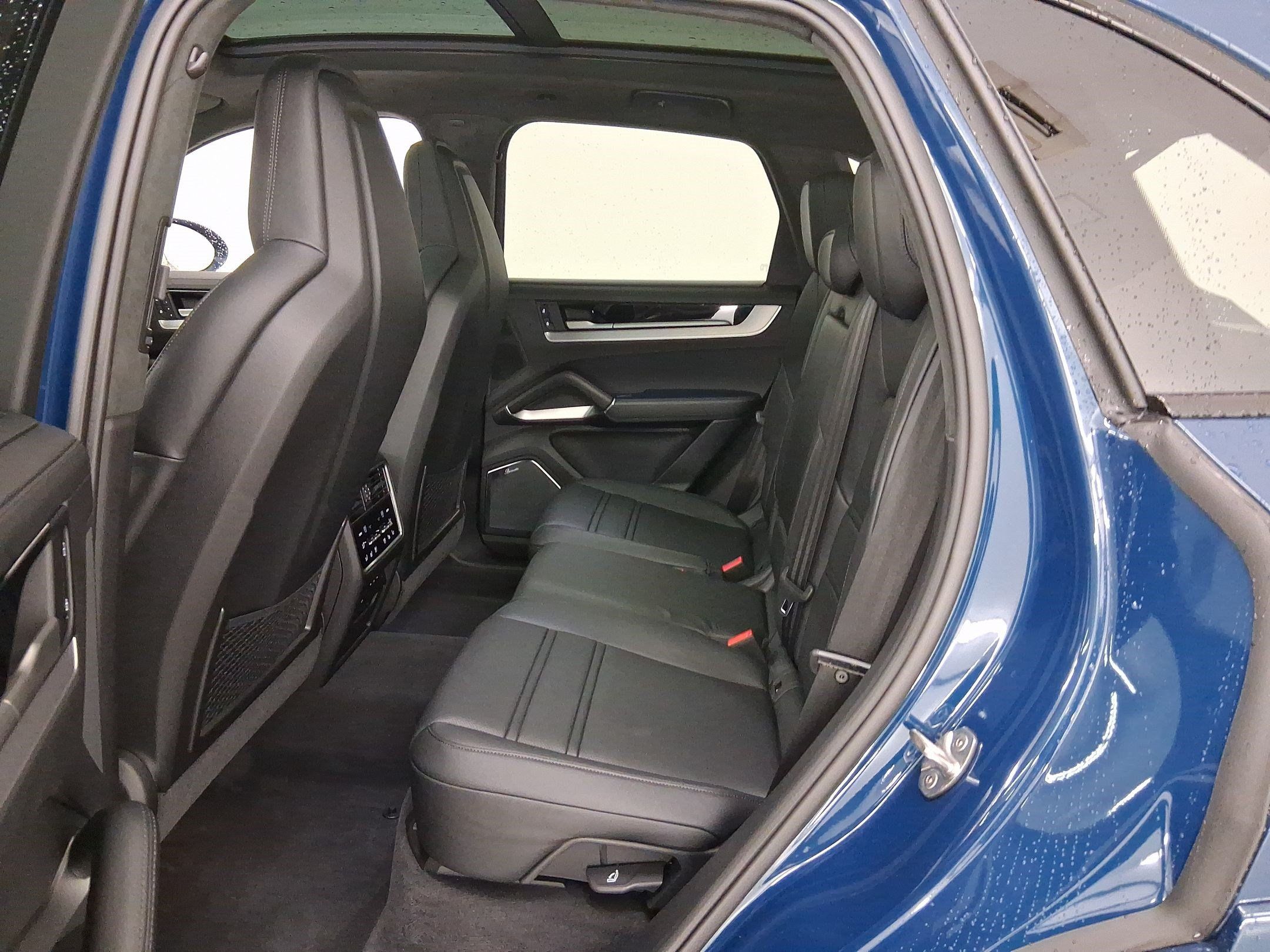 Certified 2025 Porsche Cayenne GTS AWD/4WD image 33