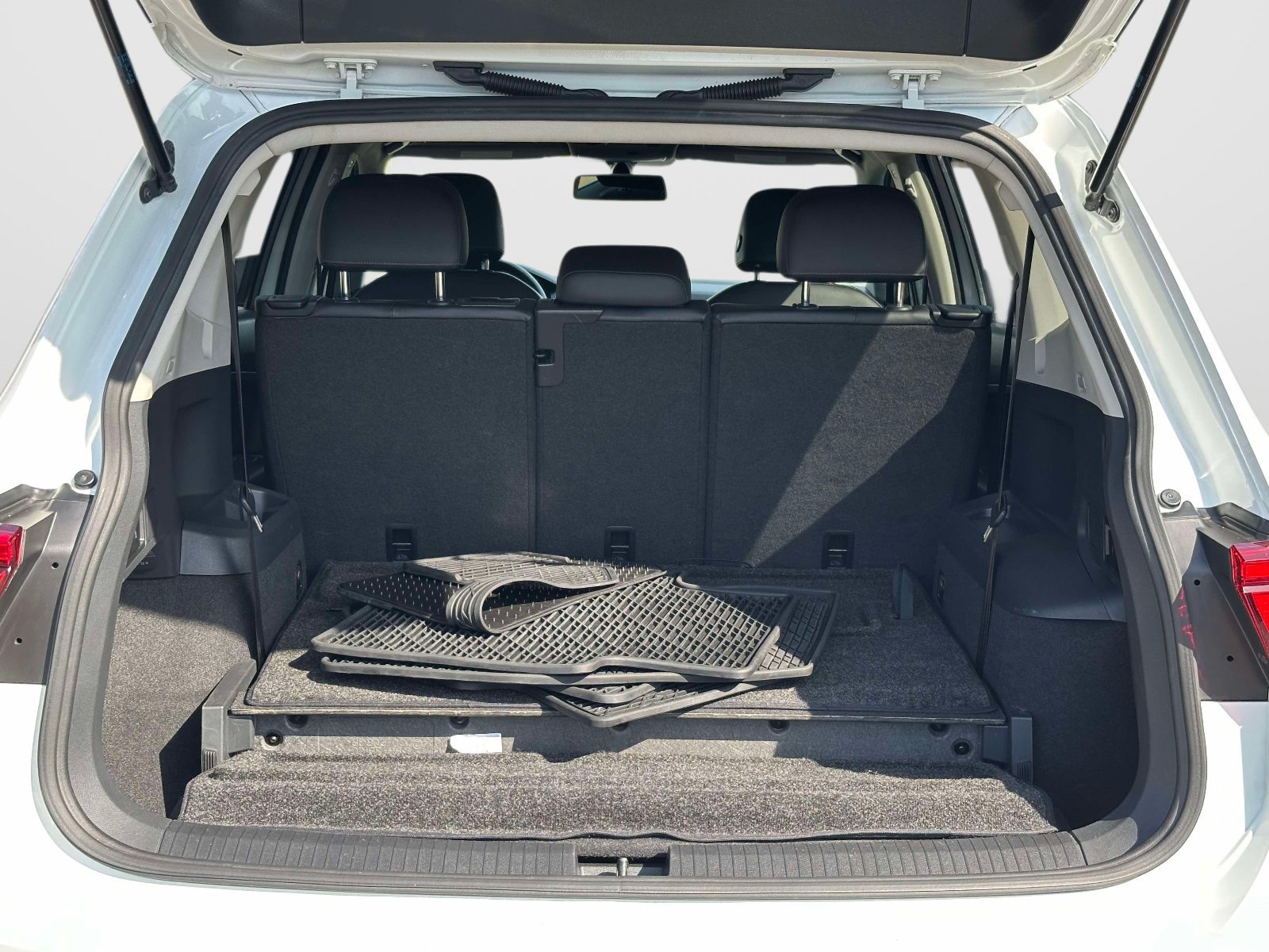 Used 2018 Volkswagen Tiguan SE w/ Panoramic Sunroof Package AWD/4WD image 11