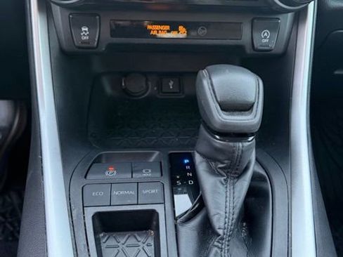 Used 2021 Toyota RAV4 XLE w/ Convenience Package FWD image 11
